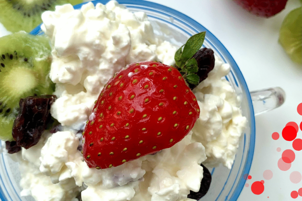 High-protein cottage cheese breakfast bowl topped with fresh strawberries, kiwi, and dried fruit—a nutritious and diabetes-friendly morning meal.
